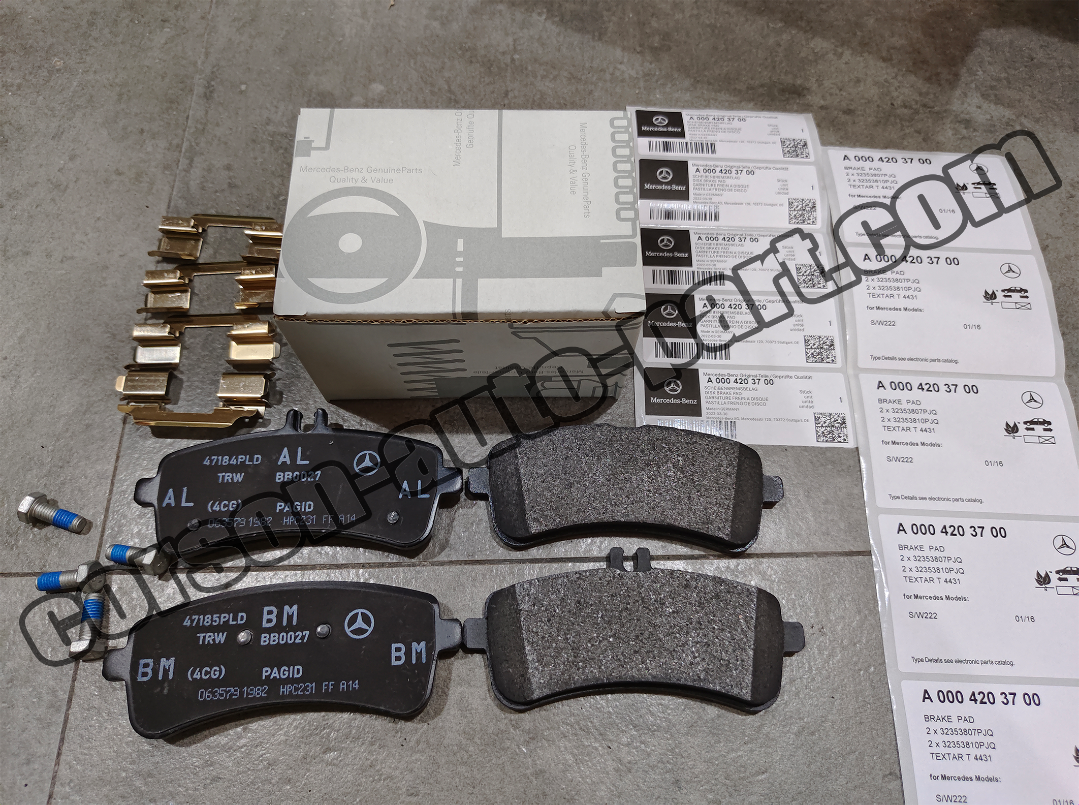 Mercedes-Benz A0004203700 Brake pad set A0084200720 A0074200320