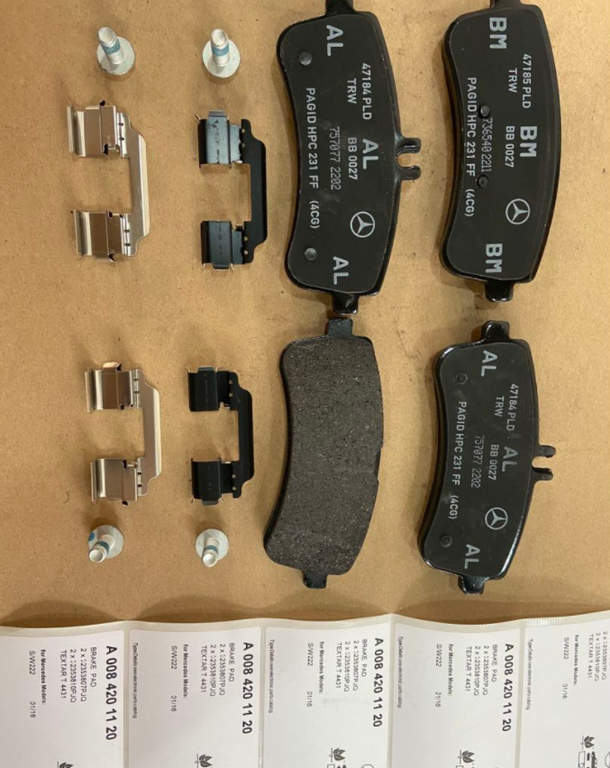 Brake Pad Set Rear With Additional Parts For Mercedes 008 420 11 20