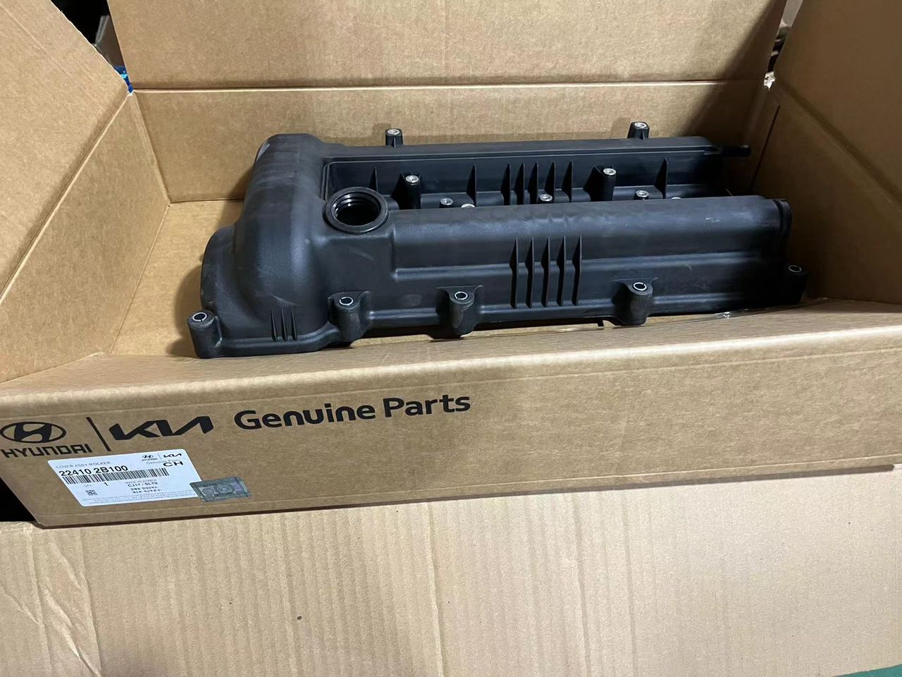 Engine valve cover rocker cover 22410-2B100 for Hyundai